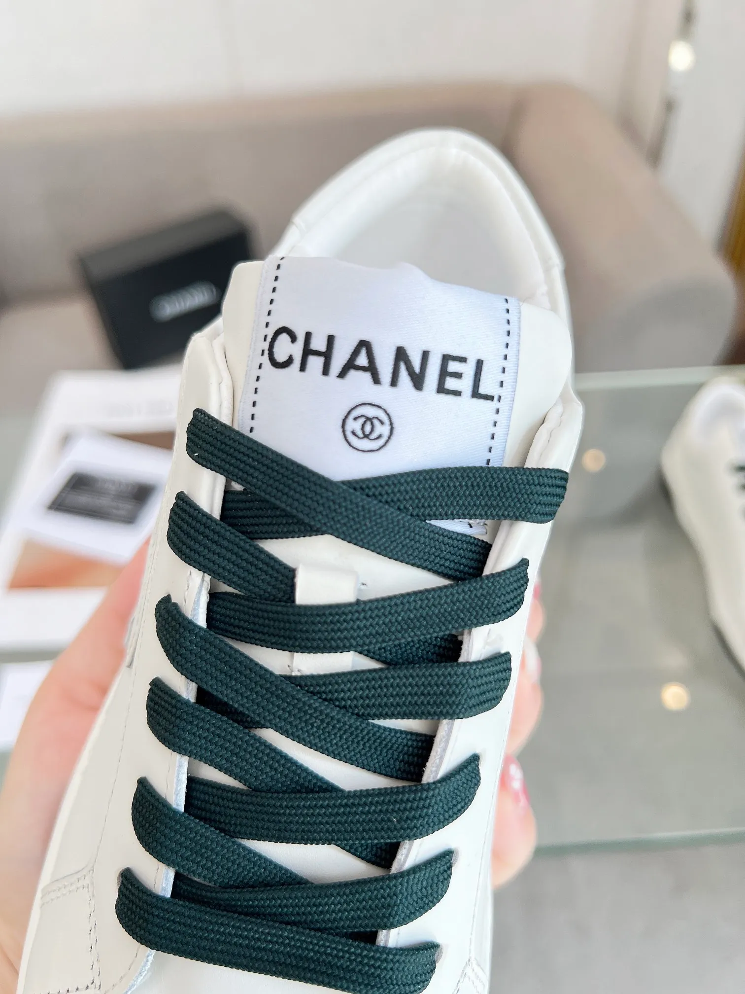 👟👟Ex-factory price 520👟👟Chanel Chanel 24SF latest model full leather panda color white shoes casual sports shoes skateboard shoes original purchase and development production Xiaoxiang C Home Another super popular item in the counter, loved by Internet celebrity bloggers and sisters, and various praises on social platforms. It is very popular, has a high texture, is breathable and super spring and summer. Seeing this issue always arouses the inner desire of girls for fashion. The latest suede material, classic black and white color, full of fashionable feeling on the feet, easy to care for. Fabric: Original customized imported cowhide material. Lining: Customized soft sheepskin lining. Sole: Original molded TPU non-slip outsole. Bottom thickness: 2.5CM. Size: Women's size 35-40 (custom-made sizes 40 are non-refundable)